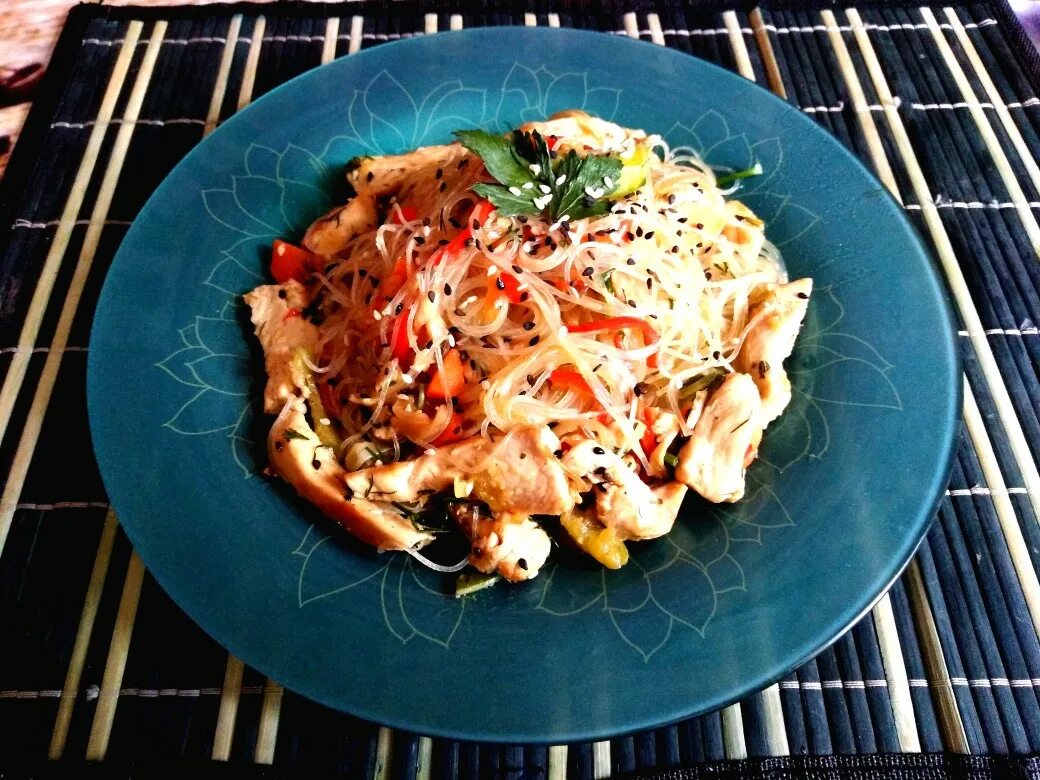 Приготовить фунчозу с курицей и овощами рецепт. Фунчоза с курицей ингредиенты. фунчоза с курицей и овощами. фунчоза с курицей и овощами ингредиенты. ингредиенты для фунчозы с курицей и овощами.