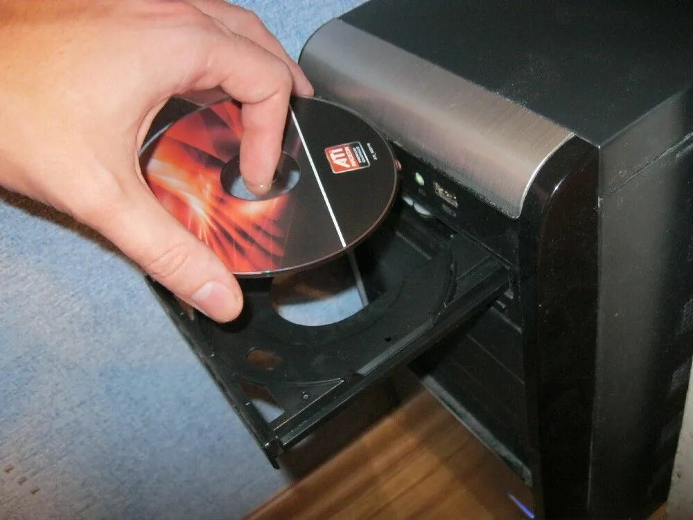 Диск в дисководе. Вставка диска в компьютер. Вставляет диск в дисковод. Компьютер в которые вставляются диски. Установка диска на пк