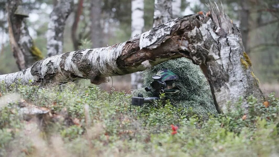 Маскировочный костюм ghillie suit. Невидимый снайпер. Тактическая маскировка. Realtree camouflage hunter. Маскировка разведчика.
