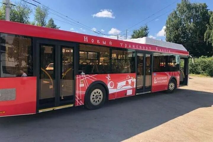 Калуга красные автобусы. Автобус ЛИАЗ красный Калуга. Автобус ЛИАЗ Калуга. Новый транспорт Калуги ЛИАЗ. Красные автобусы Калуга.