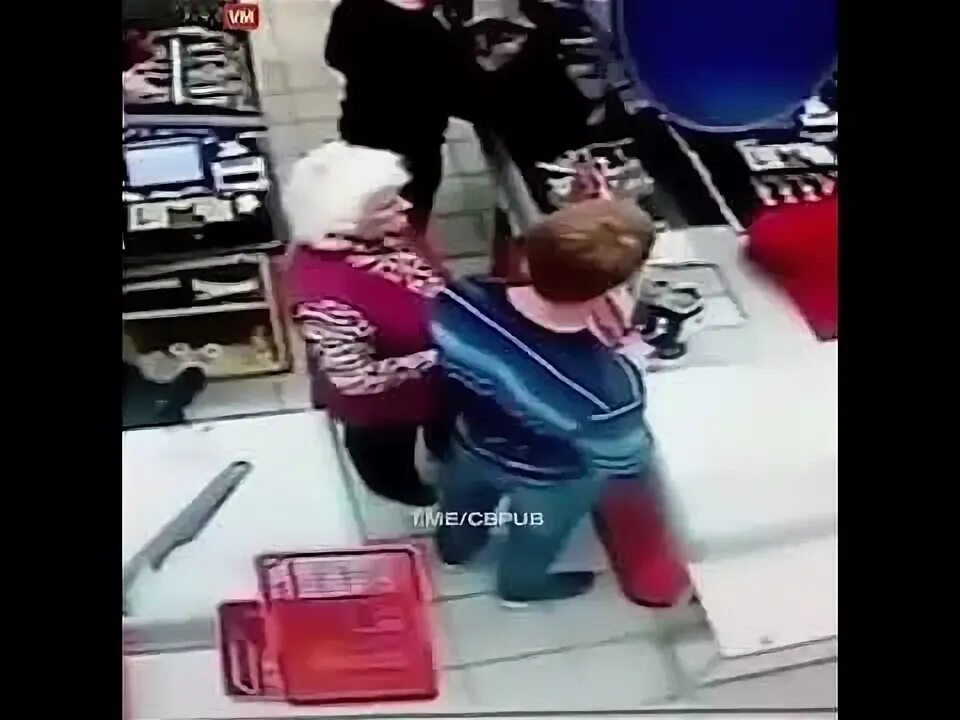 Мужик ударил бабушку. Кража в пятерочке в сатинке сотрудницы. Мужик ударил бабушку. Нападения ножом в подъезде. Заступился за бабушку во дворе.