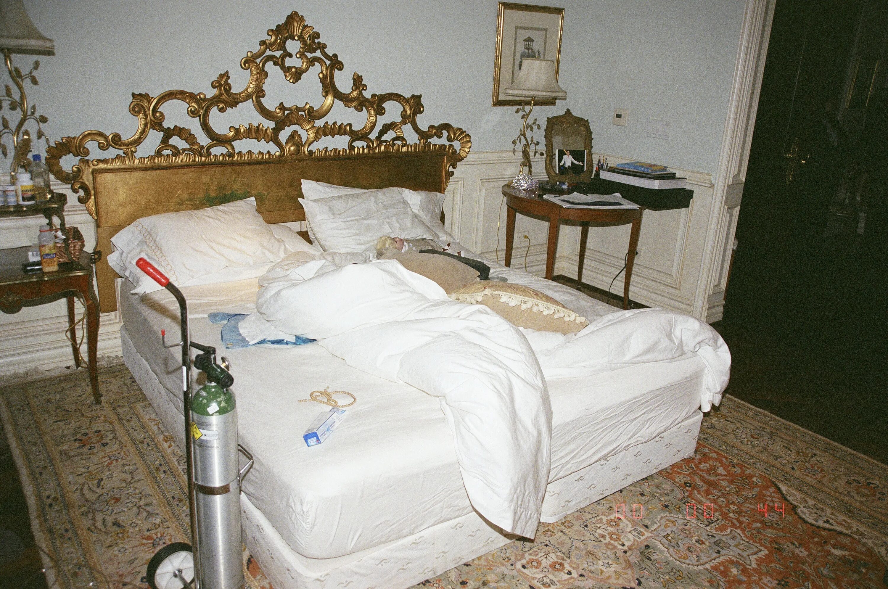 Спальня Майкла Джексона в 2009 году. После умершего выбрасывают