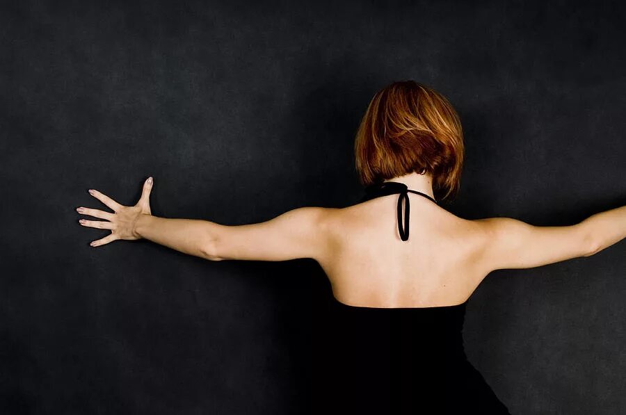 фото девушек руки за спиной. красивая спина. женские руки за спиной. фото девушек руки за спиной. скрещенные руки за спиной.