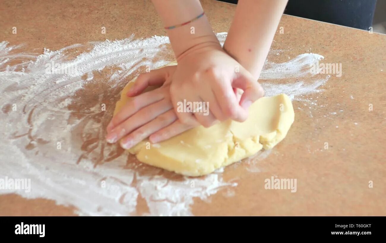 Женщина замешивает тесто. Тесто руки скалка. Замешивание теста. Раскатка теста для пиццы. Классическое тесто.