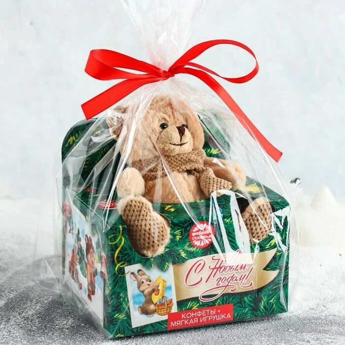 Сладкий букет с мягкой игрушкой. Новогодние подарки игрушки. Букет из мягких игрушек. Игрушечные конфеты. Игрушка с конфетами.