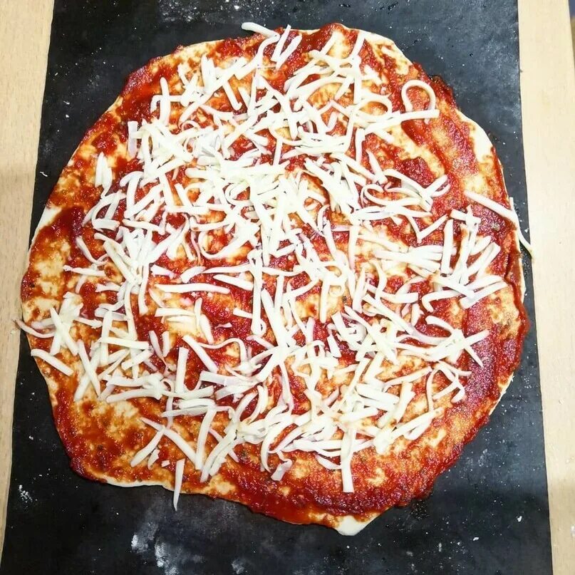 Начинка для пиццы колбаса помидоры. 2 Пиццы. Пицца две половинки. Начинка для пиццы с брынзой. Пицца с брынзой и помидорами и колбасой.