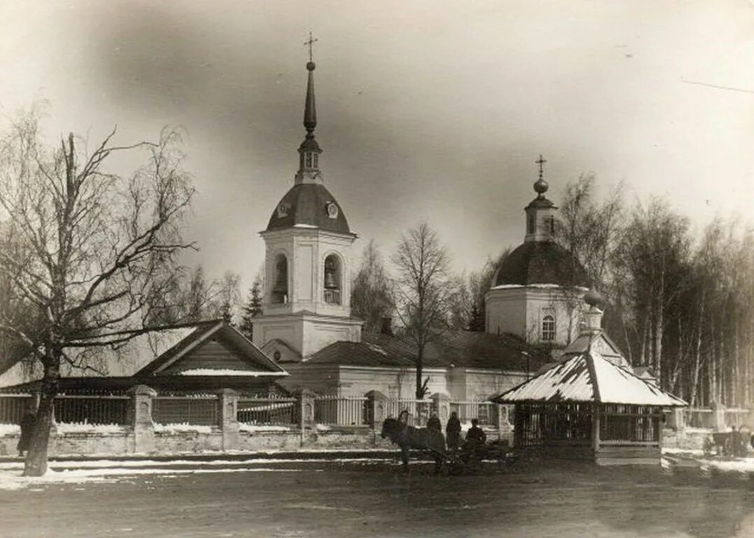 Храм воскресения словущего ваганьково. Кладбищенская церковь. Церкви яранска кировской. Георгия победоносца на большеохтинском кладбище. Кладбищенская церковь.