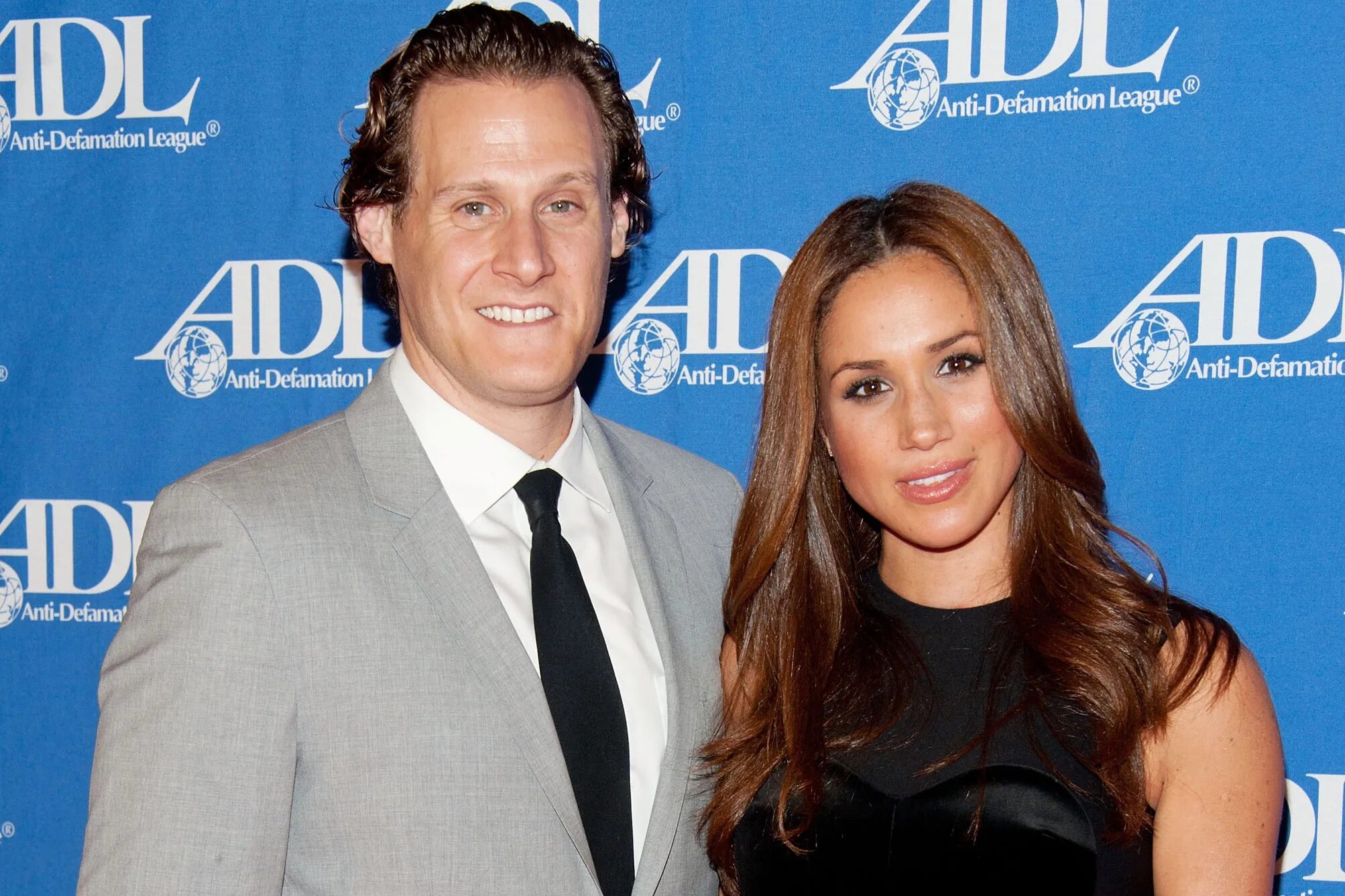 Тревором энгельсоном и меган. Меган маркл первый муж. Каришма капур и санджай капур. Бывшая жена эшли коула. Чернокожие селебрити с белыми волосами.