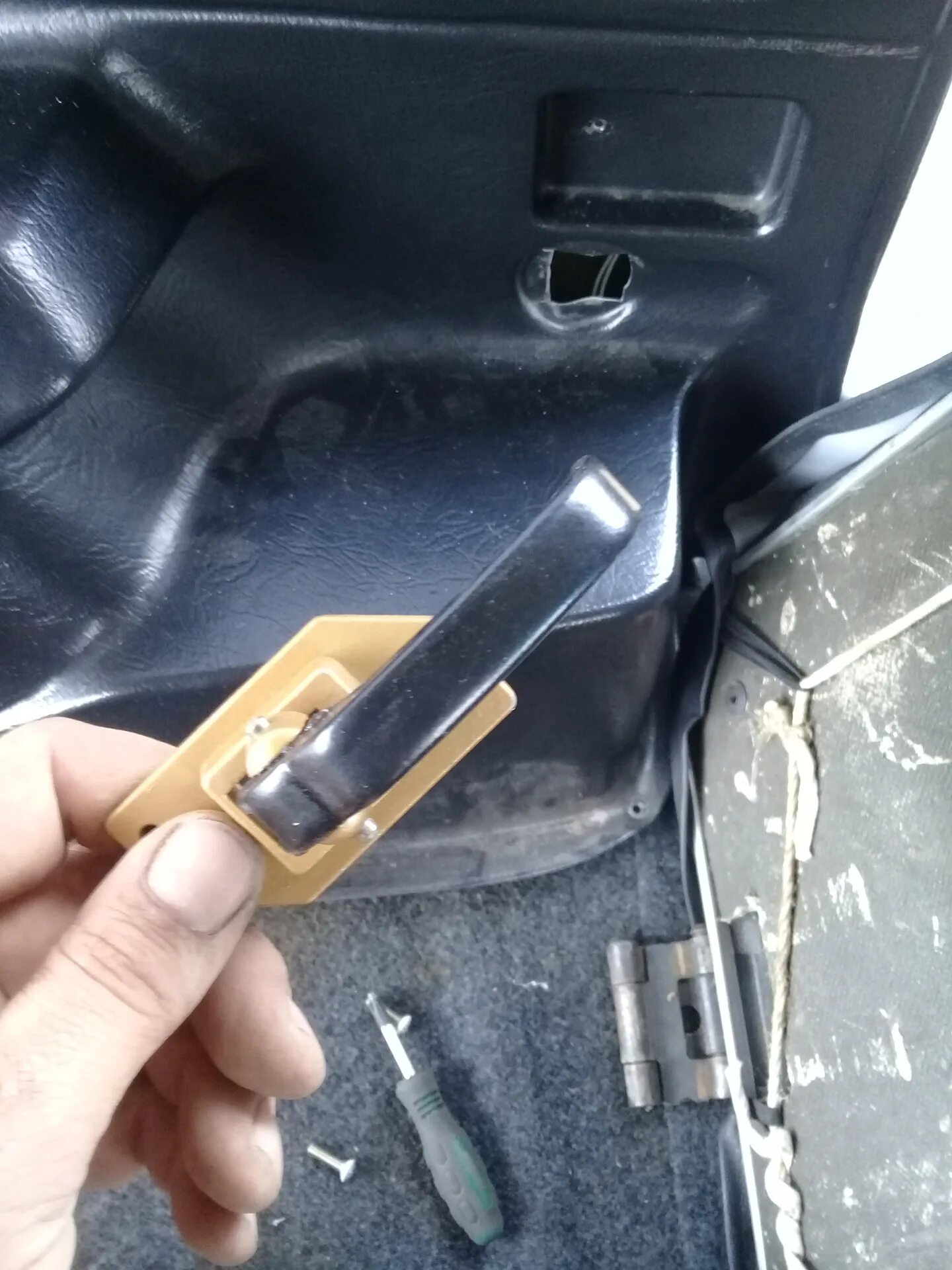 Щель в двери нива шевроле. Дверная ручка ваз 2121 внешняя. Как поменять ручку на ниве. Ручка двери нива 21214 наружная. Как поменять ручку на ниве.