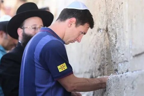 Еврей помогает еврею