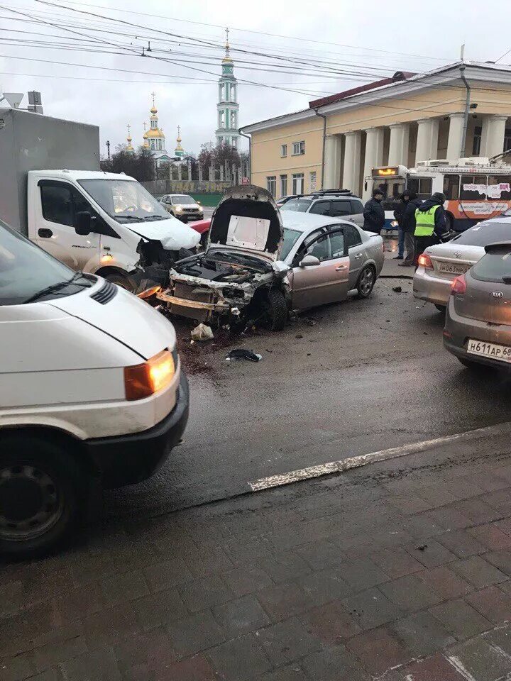 Происшествие в тамбове сегодня. Авария в Тамбове на Советской. Сегодняшнее ДТП В Тамбове. ДТП В Тамбове вчера на Советской.