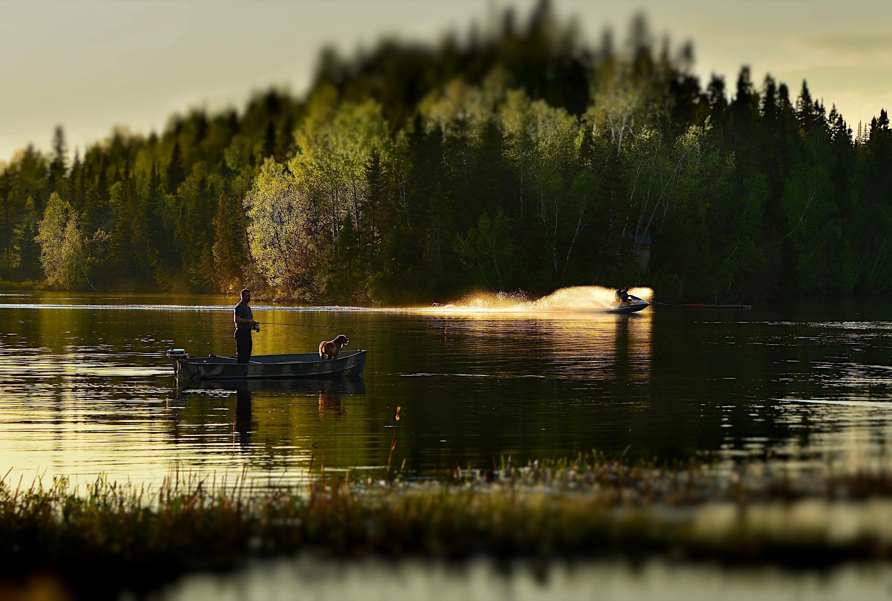 Рыбалка река вода. Озеро Лампушка. Лодка на реке. Лодка на озере. Рыбалка пейзаж.