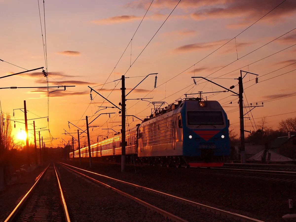 Эп1 электровоз электропоезда. Эп1м вечером. Поезд на закате. Поезд на фоне заката. Поезд едет вечером