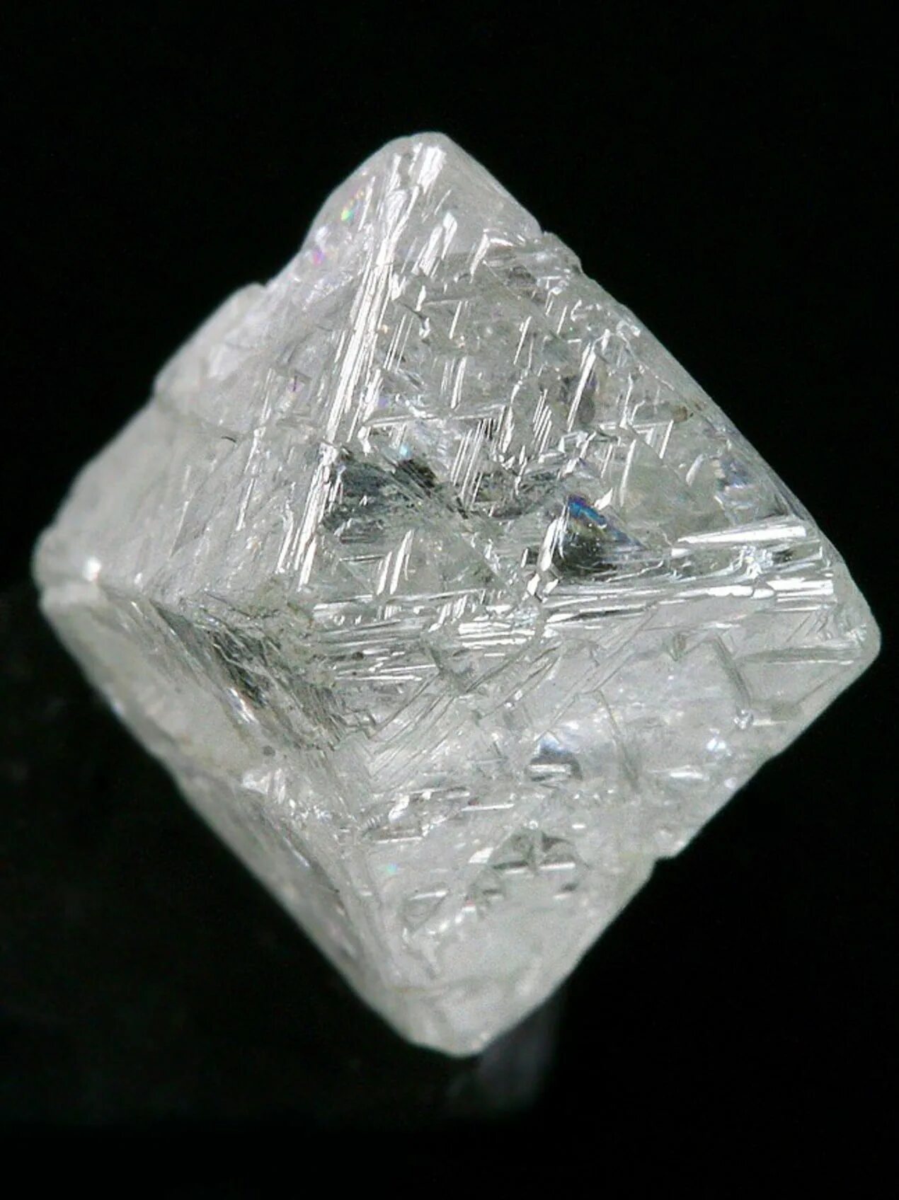 Алмазы какое ископаемое. Углерод Алмаз. Алмаз кристалически. Самородные элементы Алмаз. Алмаз неограненный камень.
