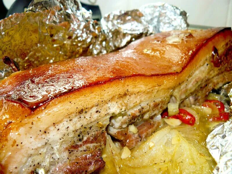 Картошка запеченная с грудинкой. Картошка с грудинкой в духовке. Картофель с грудинкой в духовке. Картофель с грудинкой запеченный в духовке. Грудинка свиная в духовке в фольге с картошкой.