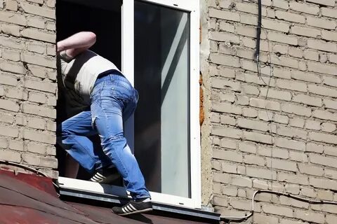 Выйти из дома через окно
