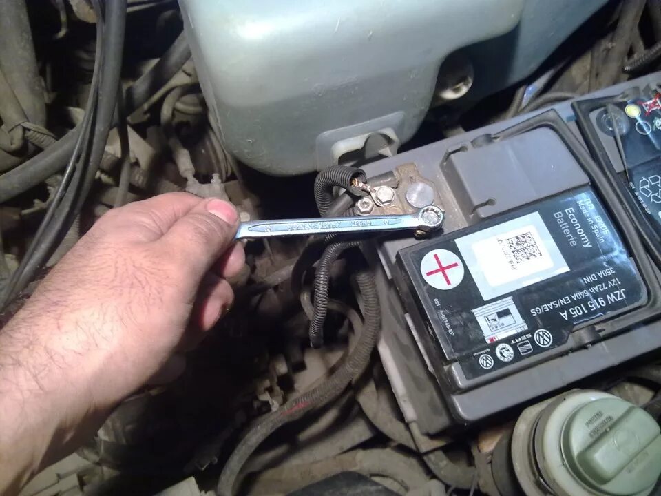 Замена аккумулятора. - Volkswagen Passat B6, 2 л, 2008 года своими руками DRIVE2