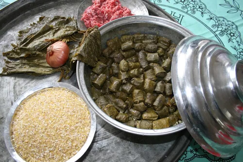 Бадамжан долма. Национальная кухня азербайджана долма. Что такое каша долма. Хамур долма. Что такое каша долма.