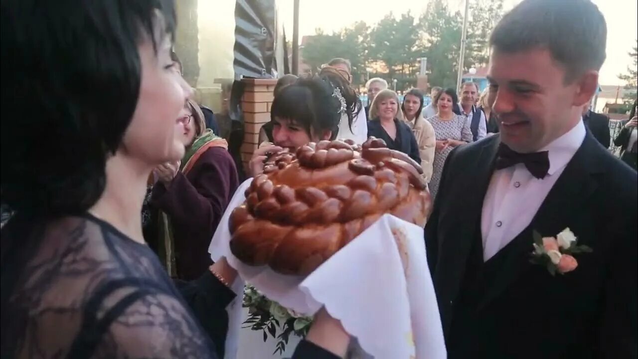 Свадьба каравай видео. Каравай для новобрачных. как встречают молодоженов. молодежь на свадьбе.