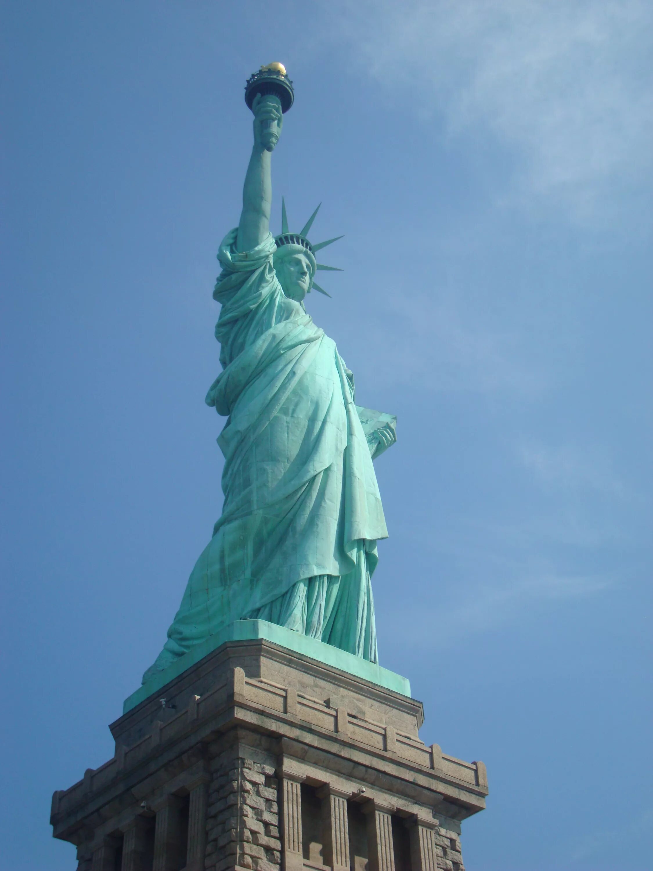 Статуя стран. Великобритания статуя свободы. Анкио статуя. Статуя свободы Живая. Статуя свободы материал.