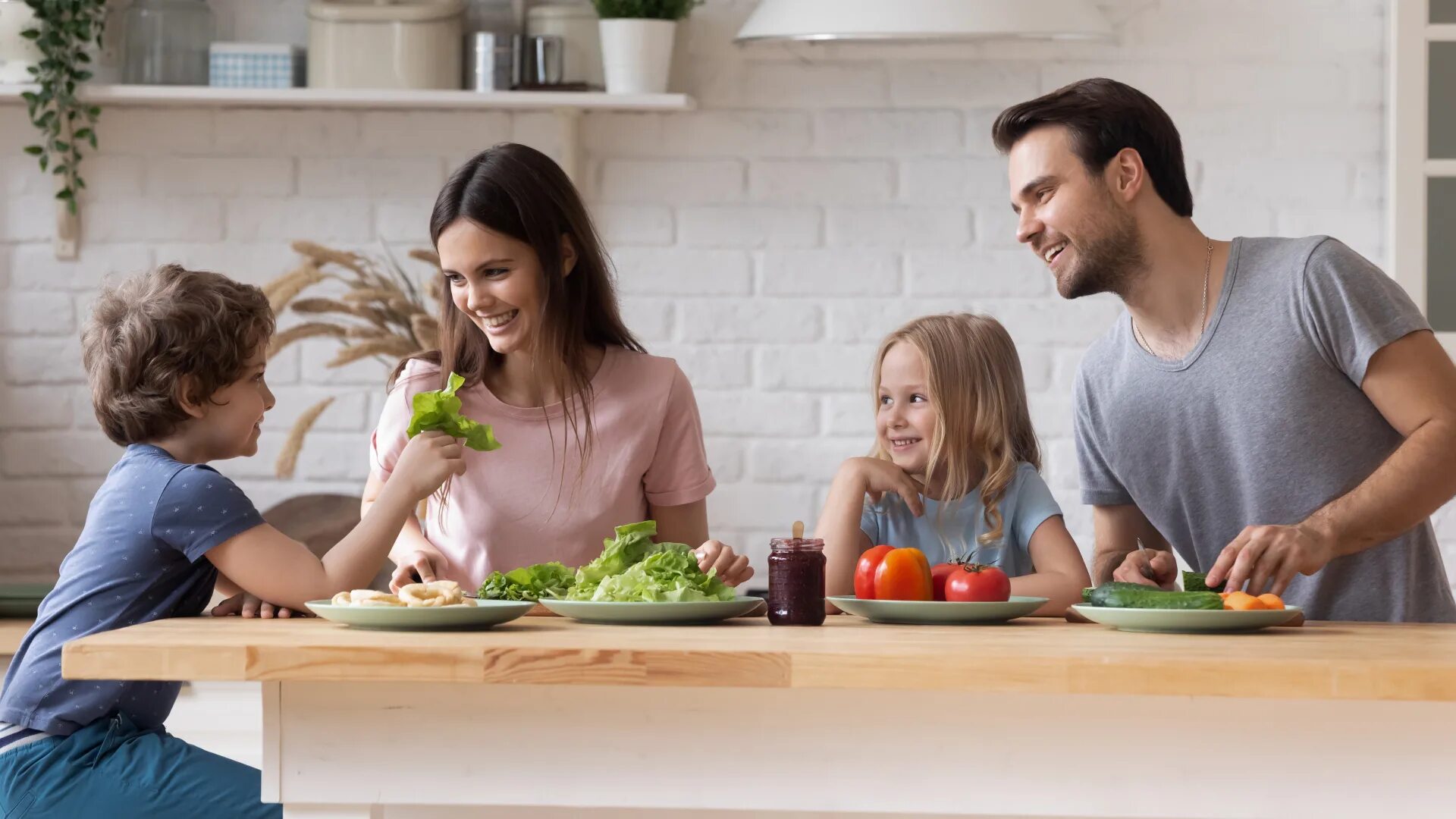 Люди на кухне. Пара на кухне. Семья сидит на кухне. Семья в продуктовом. My parents cooking