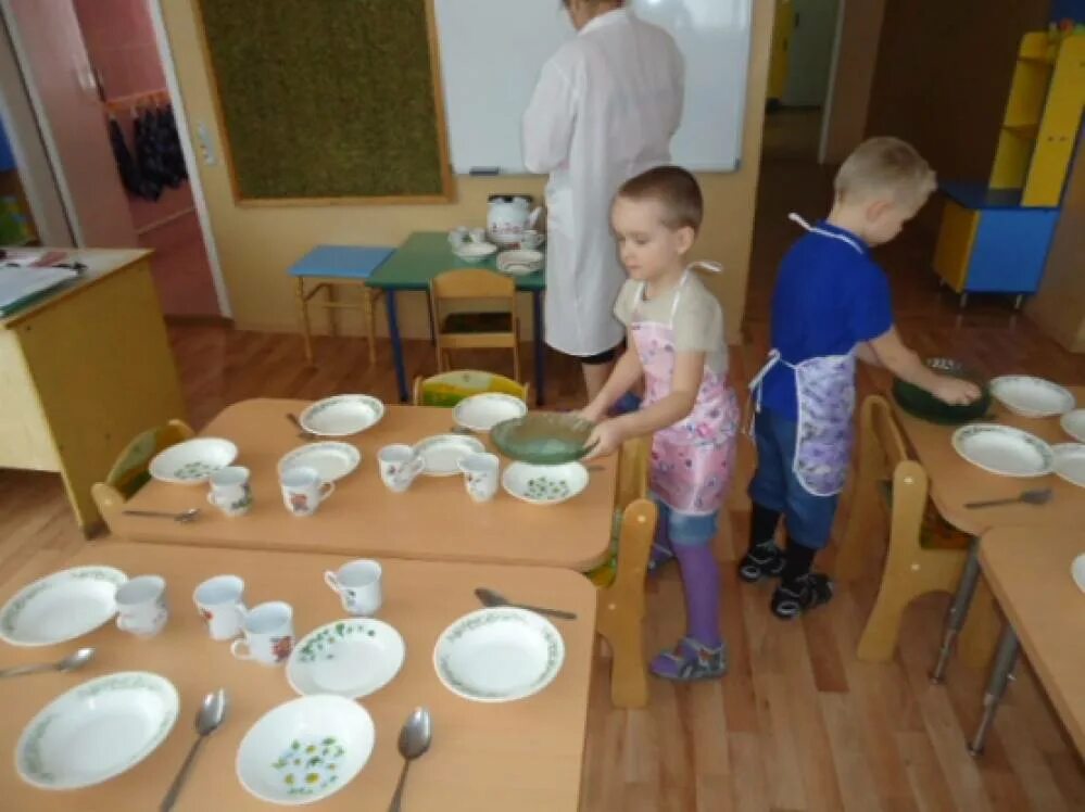 Труд в детском саду. Дежурство детей в детском саду. Дежурство в детском саду в средней группе. Дежурство по столовой в старшей группе. Трудовые поручения в младшей группе