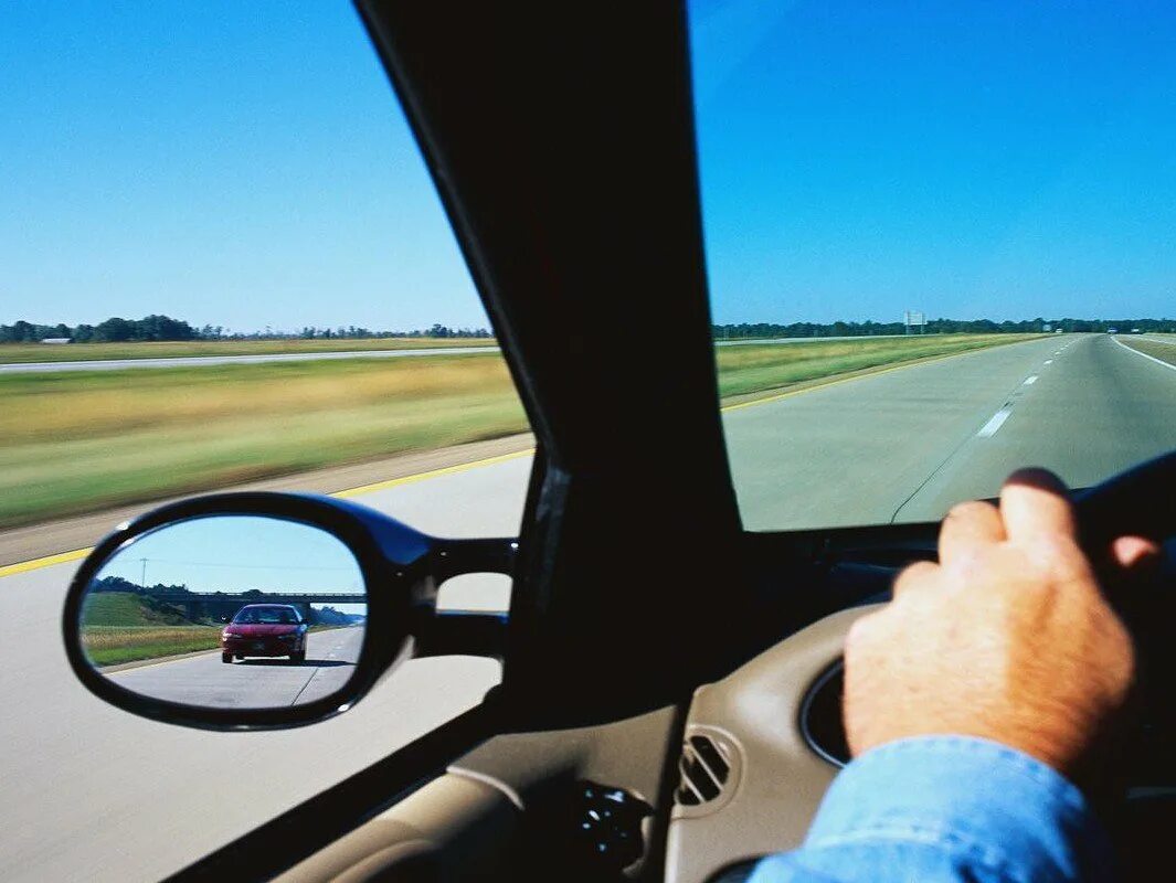 Пара путешествует на машине. Трасса с машинами. Красивая дорога. Езда на машине по миру. Красивые дороги.