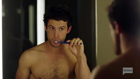 Parker Young - Imposters S01E02 (2017-02-16-6) 