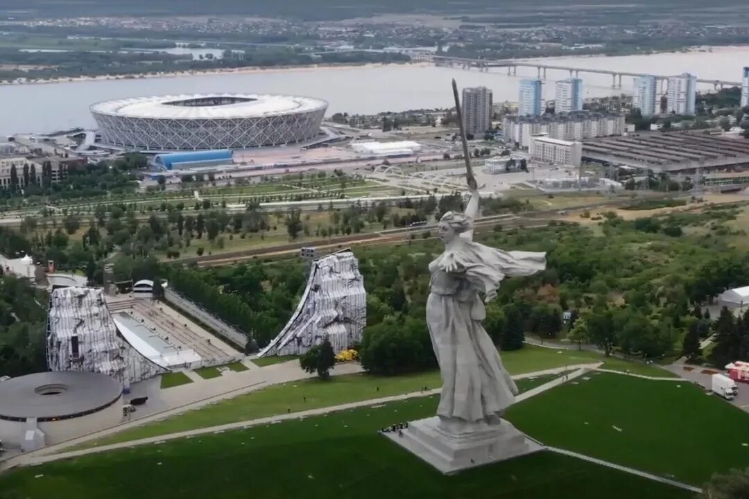 Джейку волгоград. Мамаев курган волгоград 2025. волгоград набережная мамаев курган. вид с мамаева кургана волгоград. набережная волгоград 2025.