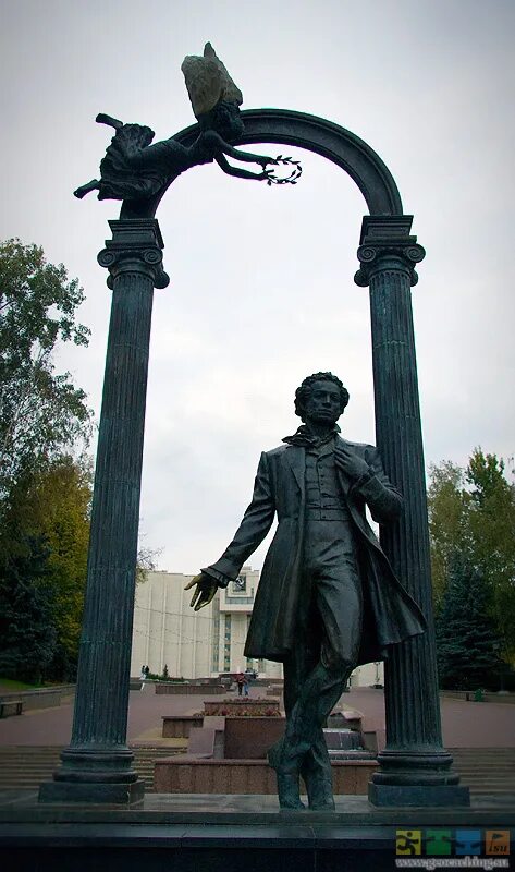 Памятник Пушкину в Саранске на Фонтанном спуске. Памятник Пушкина Саранск. Памятник Пушкину Саранск. Пам\ятник Пушкину в Саранске. Памятники центр рф