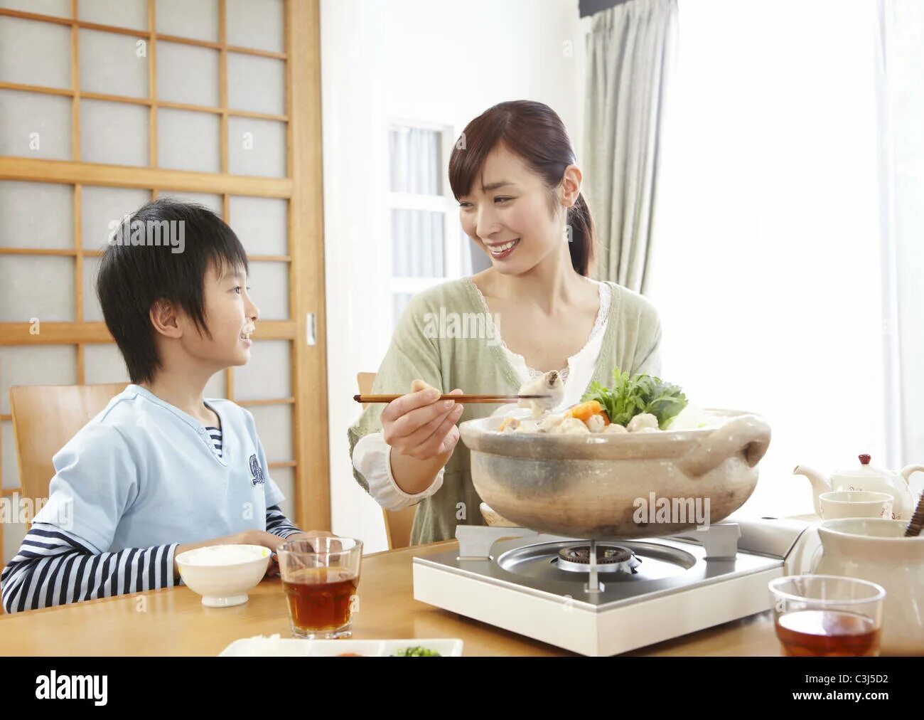Совместный сон япония. Японские мамочки в постели. Time stop mom. Boy mother japanese. Boy mother japanese.
