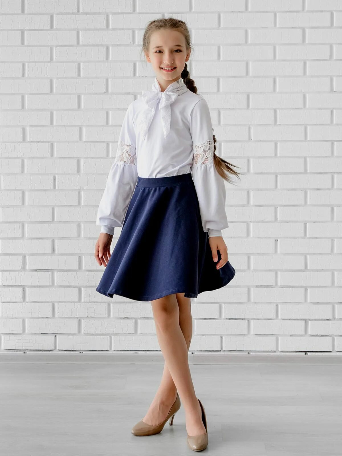 Школьная юбка полусолнце. Полусолнце для девочки. Первоклассница в юбке. Синяя юбка на резинке. Детская юбка расклешенная.