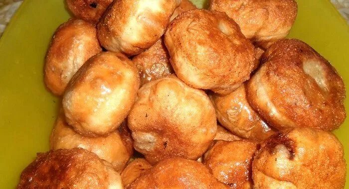 Тесто на беляши с мясом на дрожжах. Тесто для беляшей. вкусное тесто для беляшей дрожжевое. тесто для беляшей с мясом дрожжевое. беляши мясные на дрожжевом тесте.