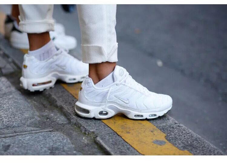 Тн белые. Nike Air Max TN Plus White. Nike Air Max TN Plus. Nike Air Max TN белые. Nike Air Max TN White.