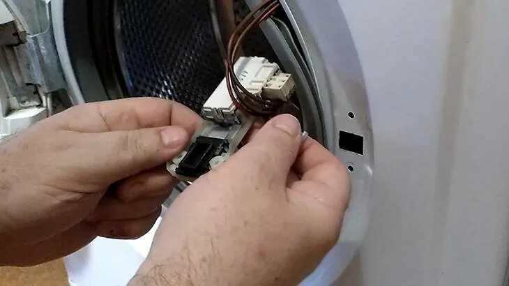 Замок на стиральной машине штырек. Провод замка лючка стиральной машины lg. Замок стиральной машины бош. Сломался замок на стиральной машине. Убл бош fd9706.