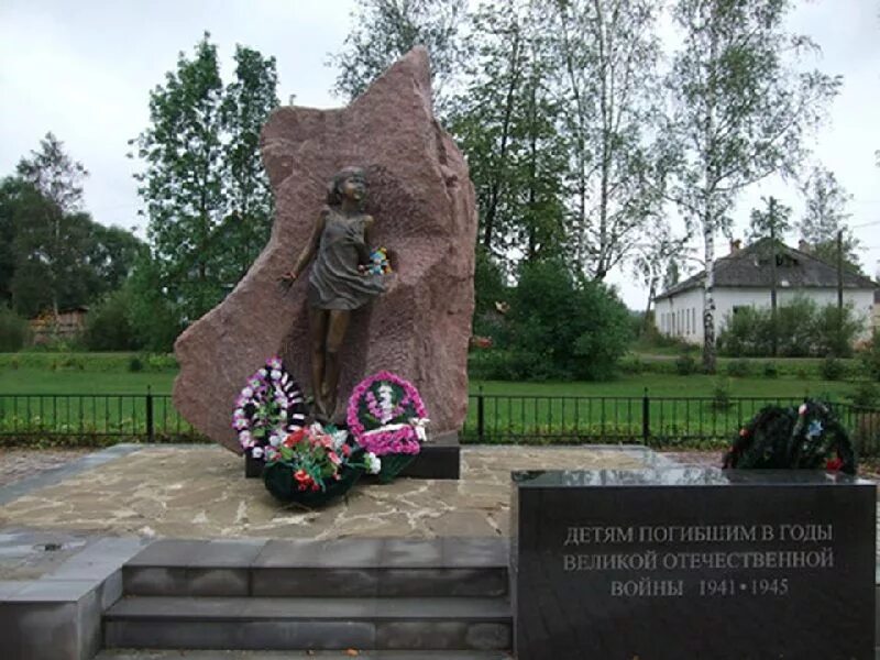 Лычково дети. Лычково дети. Памятник ленинградским детям на станции лычково. Памятник детям ленинграда погибшим на станции лычково. Лычково памятник ленинградским детям.