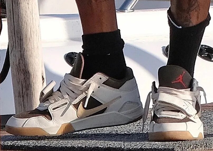 Все кроссовки трэвиса скотта. Коллаборация найк и трэвис скотт. Jordan 1 retro low og sp travis scott reverse mocha. Nike dunk travis scott black phantom. Nike air force 1 travis scott.