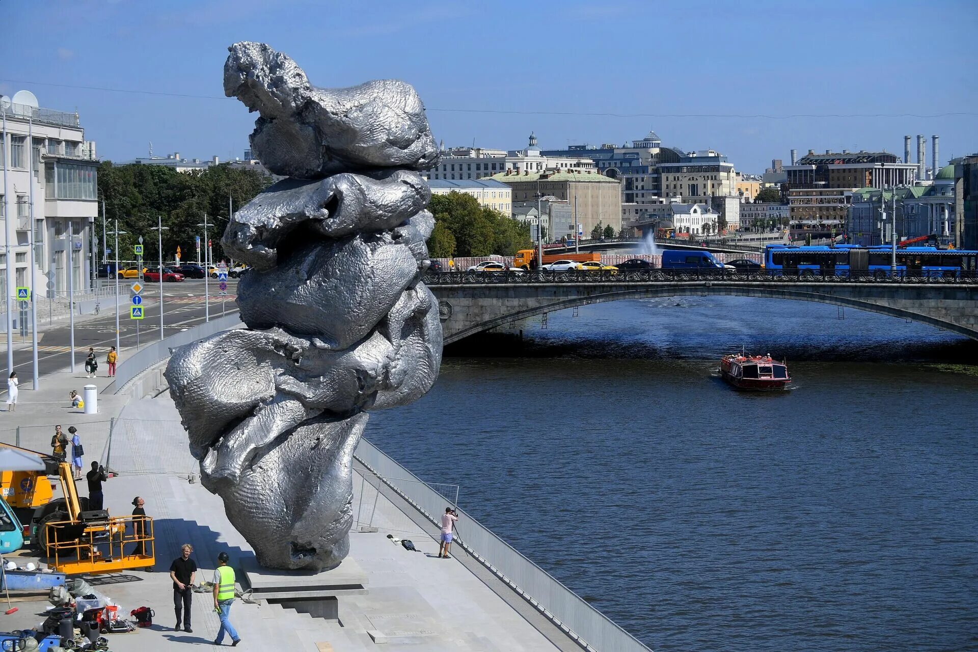 Статуя на Болотной набережной в Москве. Урс Фишер скульптура на Болотной набережной. Большая глина 4 Урс Фишер. Скульптура глины на Болотной набережной. Болотная глина