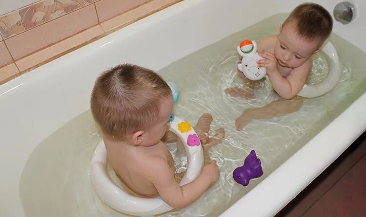 Foto twin baby in bathtub. Близняшки в ванной. Ванночка для купания новорожденных близнецов. Стульчик для купания двойни mothercare. Близняшки в ванной.