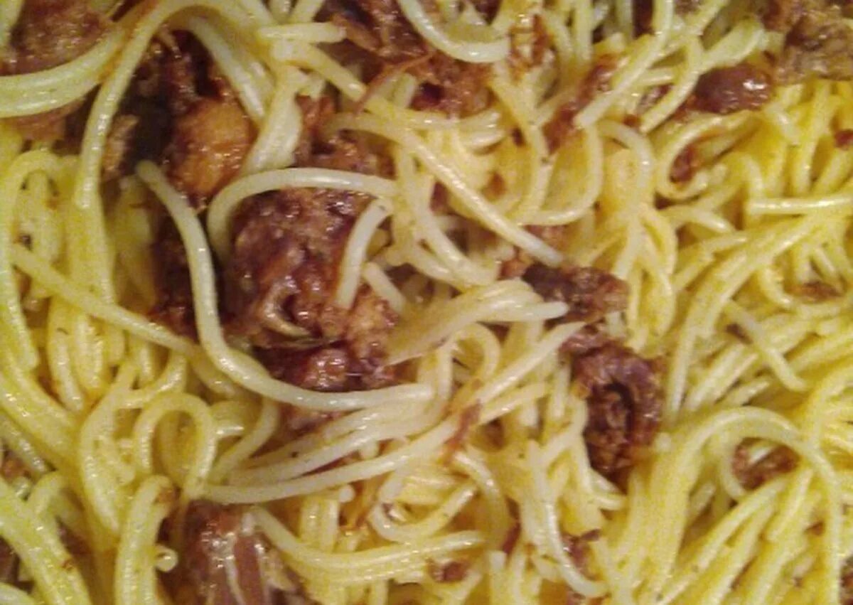 Спагетти с тушенкой на сковороде. Макароны по-флотски с тушенкой в кастрюле. Макароны по-флотски с фаршем и помидорами. Китайская лапша с тушенкой. Макароны по-флотски с тушенкой.