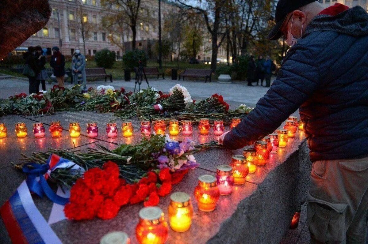 Стих в городе траур. Соловецкий камень на Лубянке. Соловецкий камень в Москве Лубянка. Соловецкий камень в Москве. Соловецкий камень СПБ.