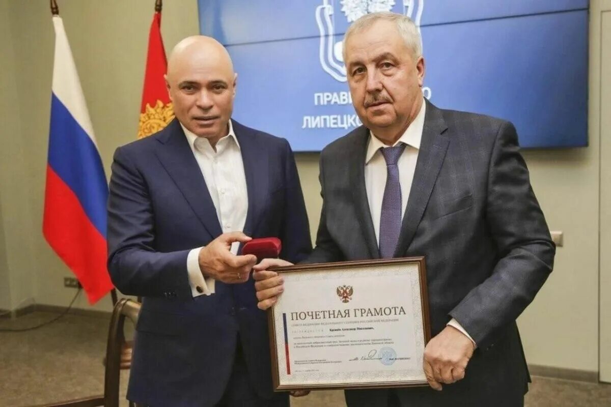 Депутаты подарили мясорубки. Депутат. Сериков Липецк депутат.