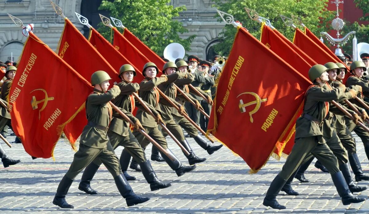 Красное Знамя- Знамя Победы, Знамя СССР. Парад знамен. Солдаты на параде. Солдат со знаменем.