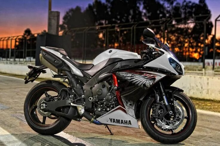Motorcycles Daily di Instagram "Blue chrome R1! @brachi87 #Yamaha #R1 #BikeKingz