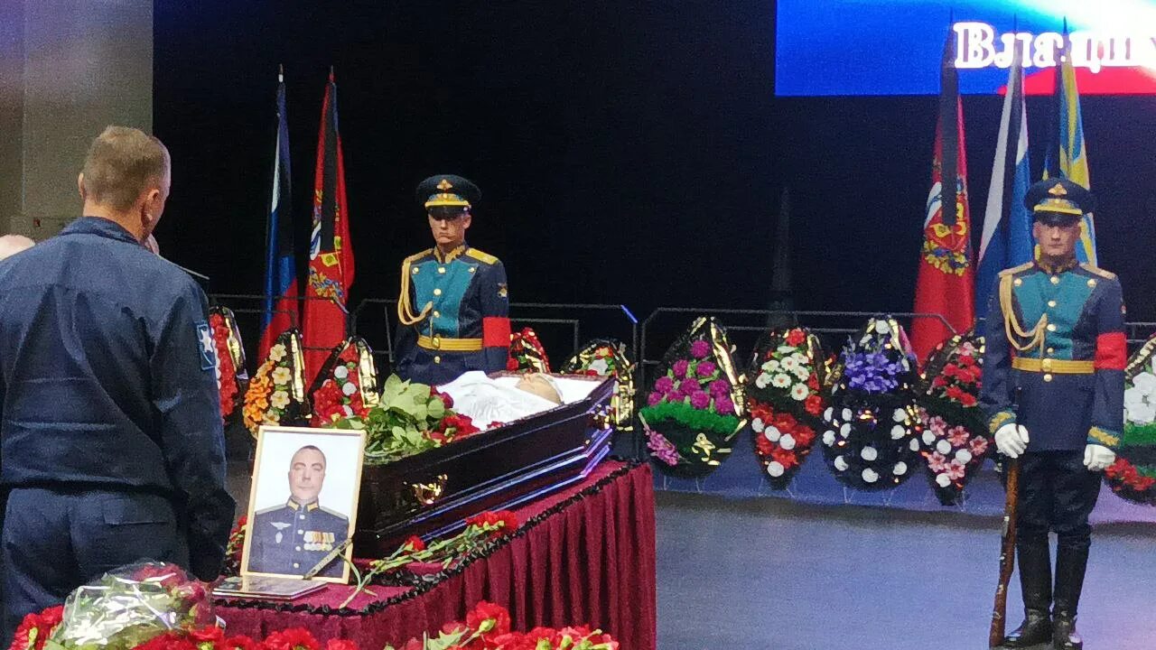 Прощание с экипажем ил 76 в оренбурге. Список погибшего экипажа ил 76. Экипаж ил 76 рязань. Список погибшего экипажа ил 76. В оренбурге простились с летчиками.