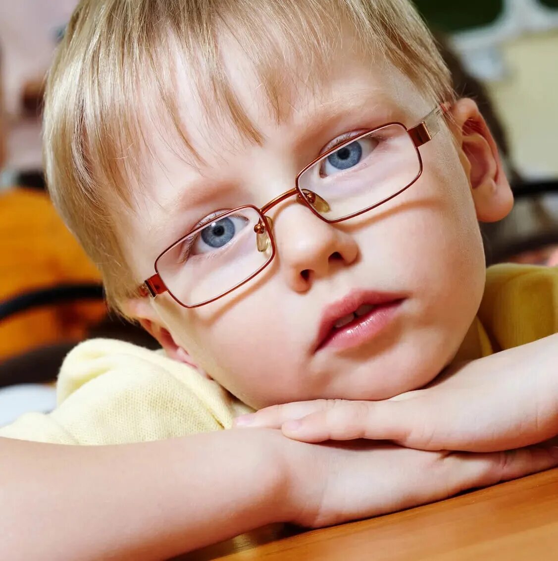 Нарушение зрения в 3. Дети в очках. Дети с нарушением зрения. Малыши в очках для зрения. Зрение у детей.