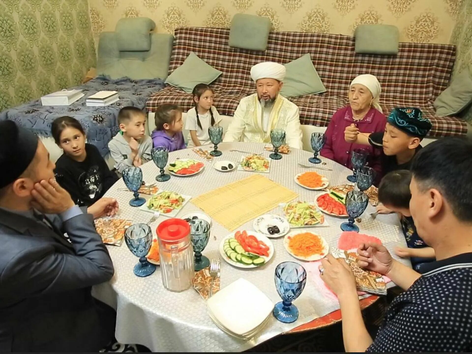 Пост у казахов. Мусульманская семья. Мусульманский пост. Казахская семья в доме. Дом мусульманина.