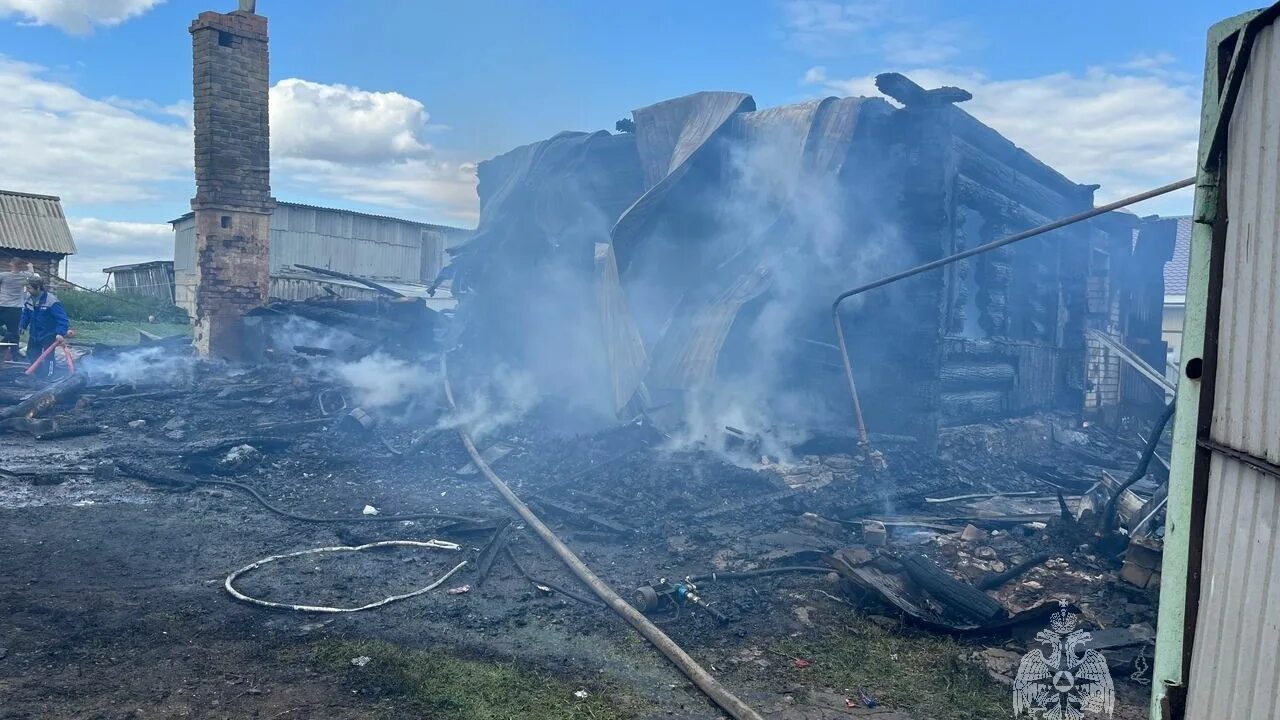 Пожар в татарстане. Пожар в Саитово Тукаевский район. Пожар дома. Пожар в частном доме. Сгоревший дом.