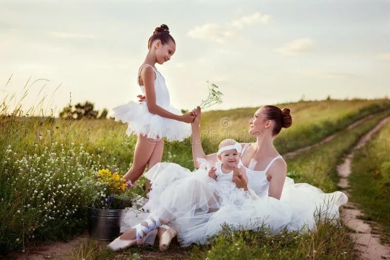 Дочка балерина. Дочка балерина. Балет the mother. Ballerina mother. Картина мама и дочка балерина.