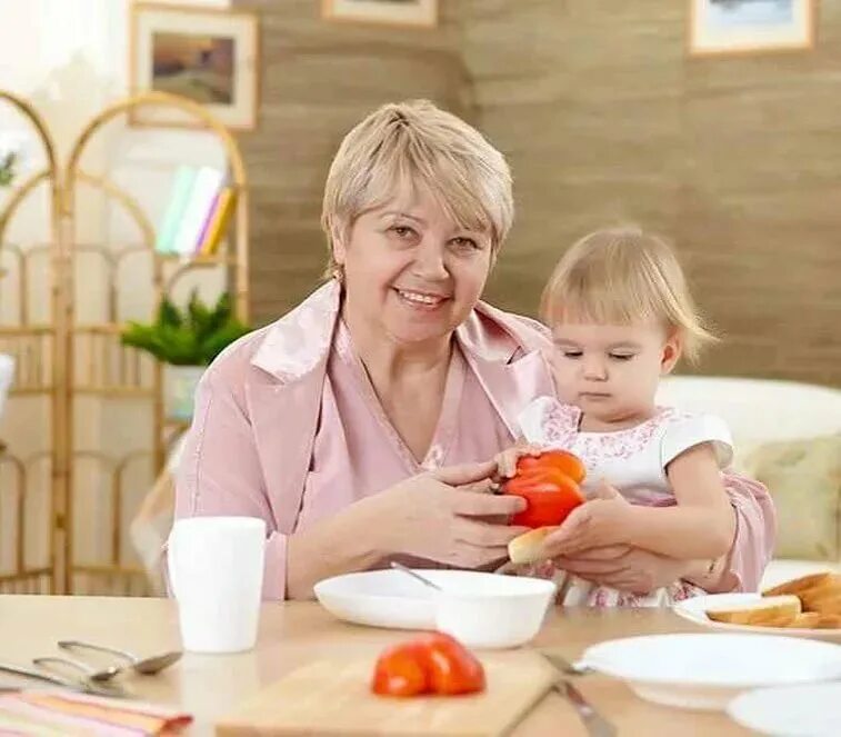 Бабушка с внуками. Уроки с бабушкой. Няня возраст. Няня. Фото няни с ребенком.